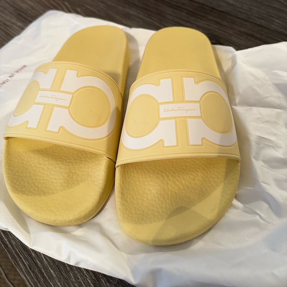 Ferragamo Groovy women’s slides size 6